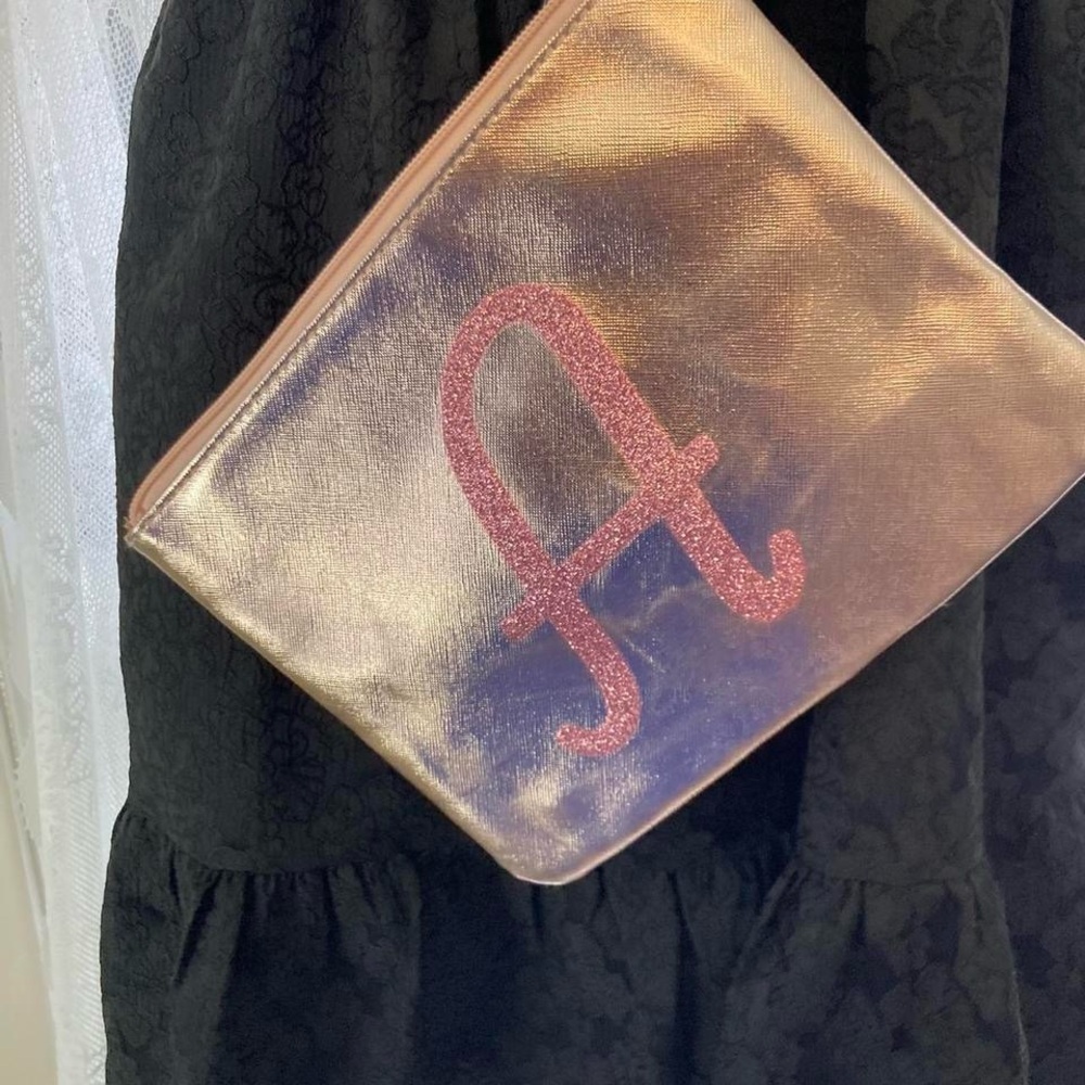 Rose Gold metallic make up
Bag with pink glitter monogram A